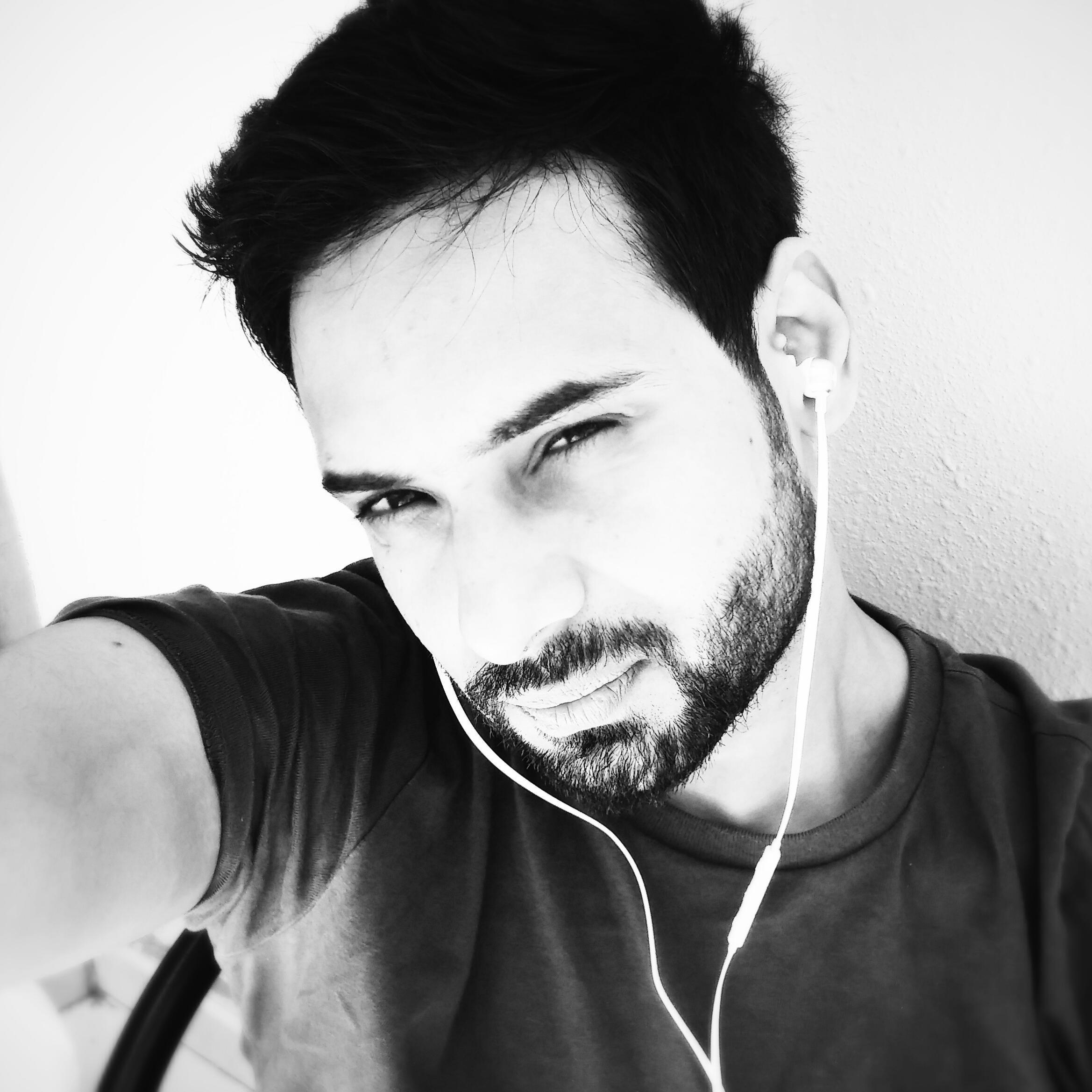 Entrepreneur, Love challenges and cracking puzzles, Gadget freak, Masters in computer science and not a Steve Jobs fan anymore.