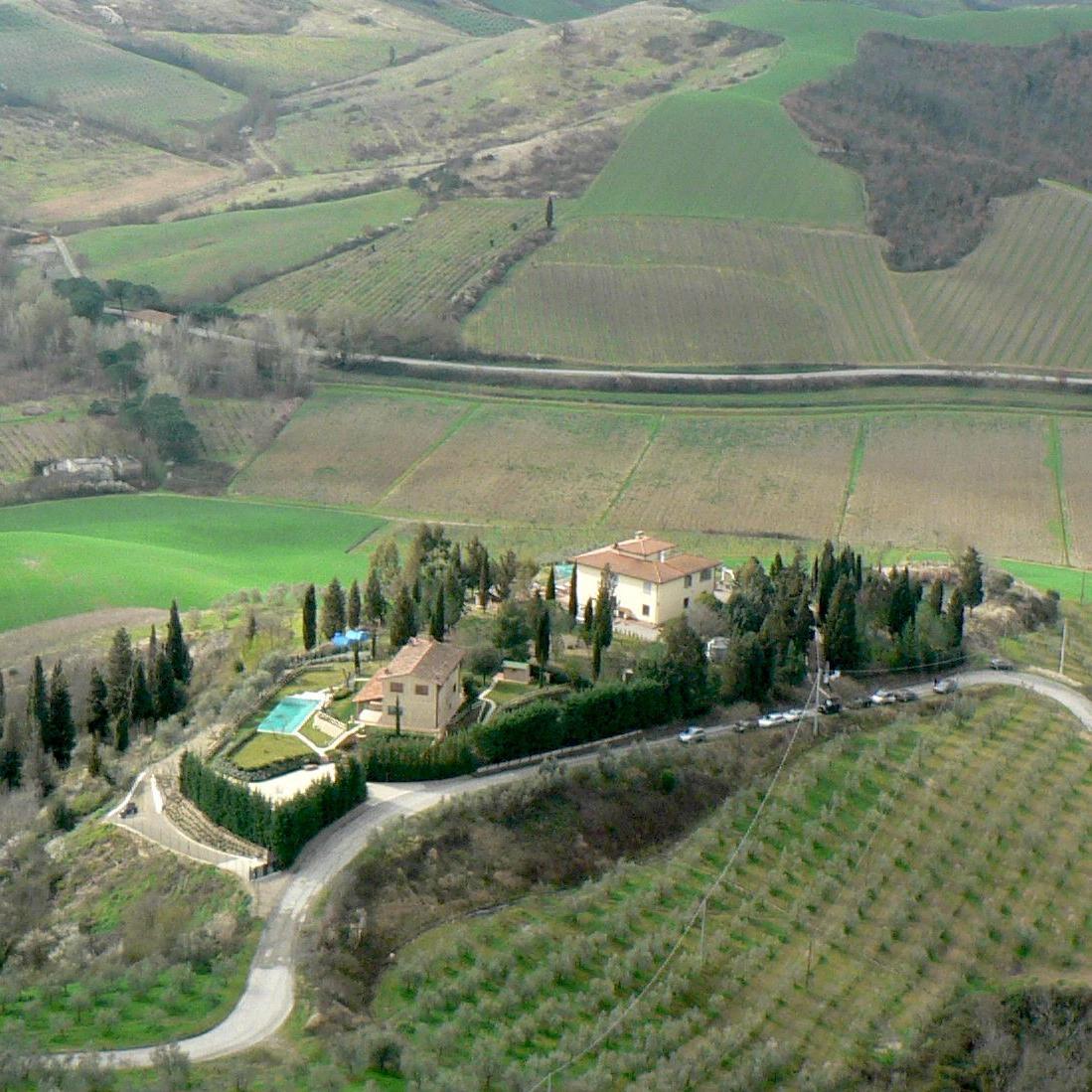 Villa BelSole è una villa totalemnte immersa nel verde delle. Splendida ed esclusiva, è adatta ad ospitare gruppi di persone per trascorrere vacanze in toscana