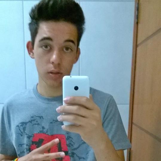 Rapper do grupo UmBrinde, mil e uma outras coisas nas horas vagas