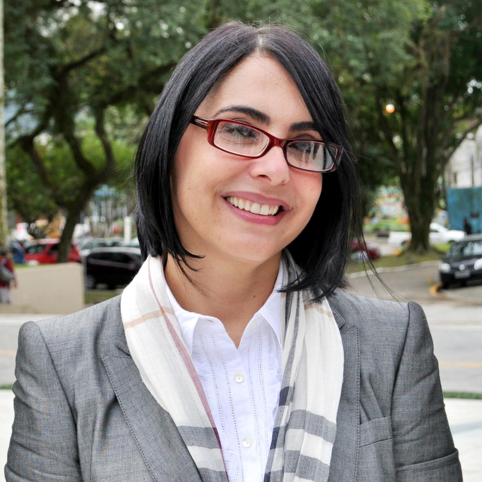 PROFESSORA por 28 anos, vereadora por 2 mandatos. Estou prefeita em CUBATÃO com muito orgulho. Governar p/todos, com participação popular. (PT)