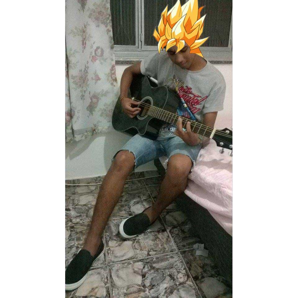 Amo minha banda, amo meu amigos sou super fã de Anime e de Paramore :p minha vida e super doida rs..