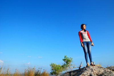 evieraach's profile picture. Pikiranmu terlalu berharga jika digunakan untuk memikirkan orang yang tak seharusnya masuk ke otakmu.