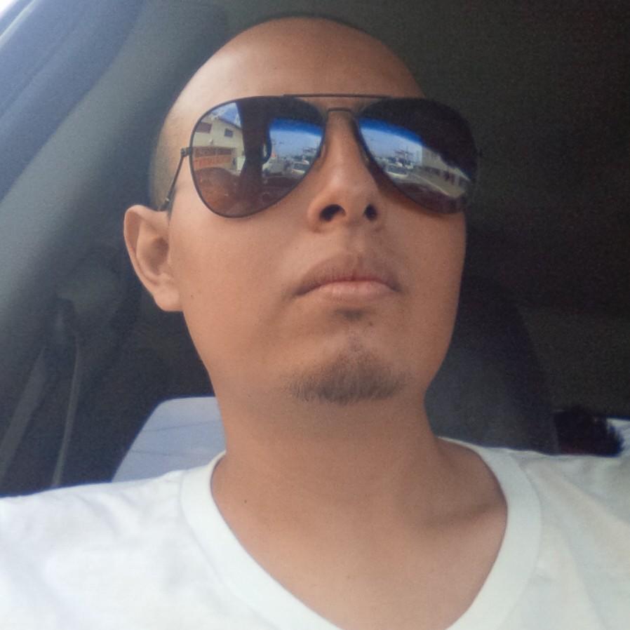 soy L.A.E. de ojos verdes, cristiano (NAZARENO) me gusta correr, la música, amo a mi esposa e hijas y soy un milagro de Dios al sanarme de la leusemia que tube.