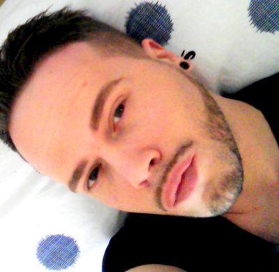 j'suis personne, un p'tit compte twitter pour partager photos, passions, un peu de moi, rien de plus a ajouter :)