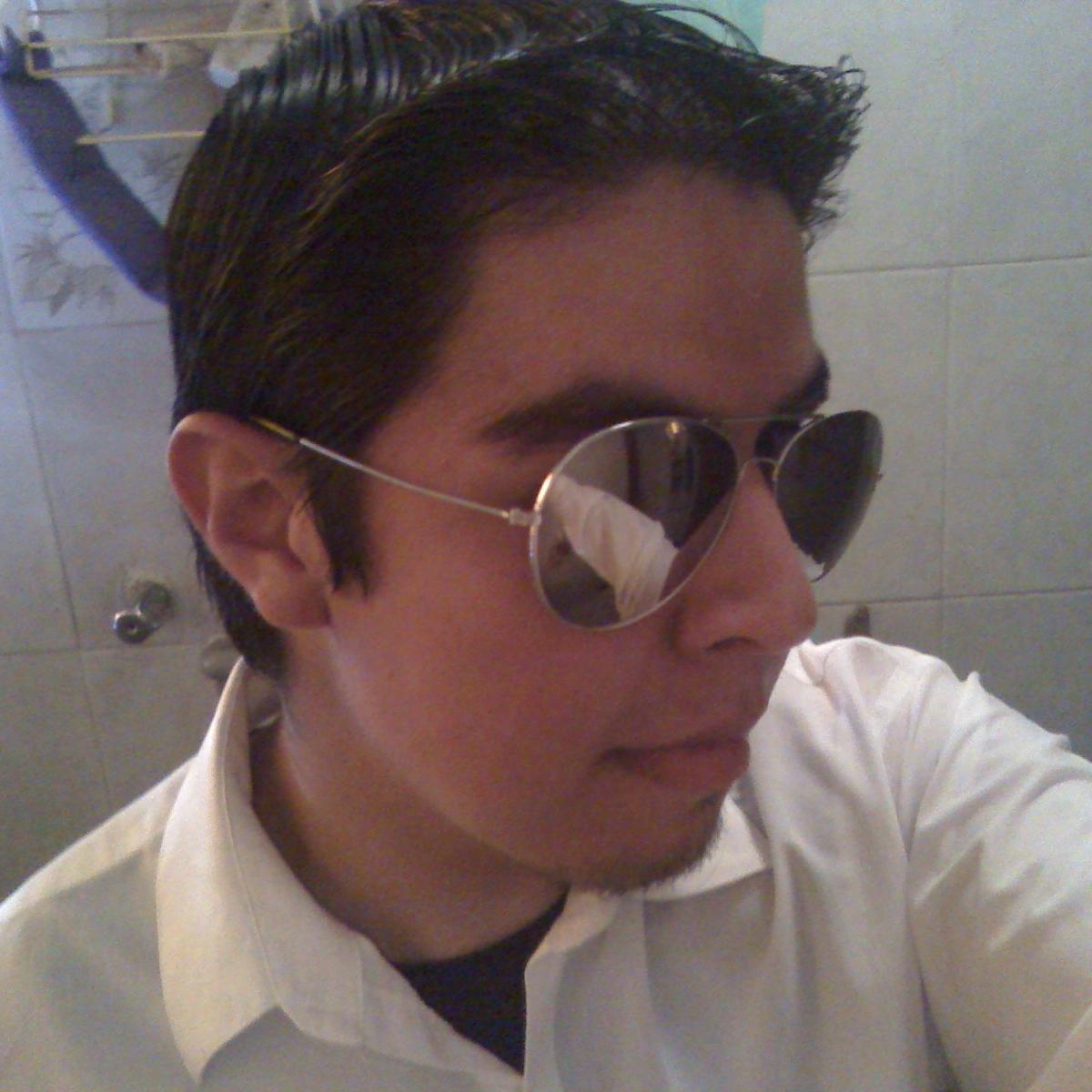 Soy divertido me gusta criticar y opinar,me fascina mucho la tecnología, Soy comunicologo, otaku, raro jaja y me gusta hacer Ruido y hacer reír a las personas