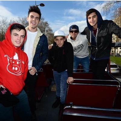 I'm a socially awkward person, so dont expect much from me|| 5 hopeless boys stole my heart|| 1/7 -ronnie and janoskians main acc added.