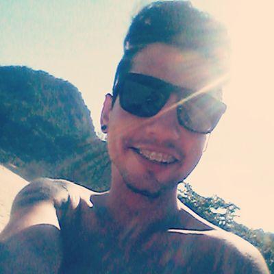 Empresário , Cabeleireiro e maquiador residende de Angra dos reis e feliz. Viva la vida!