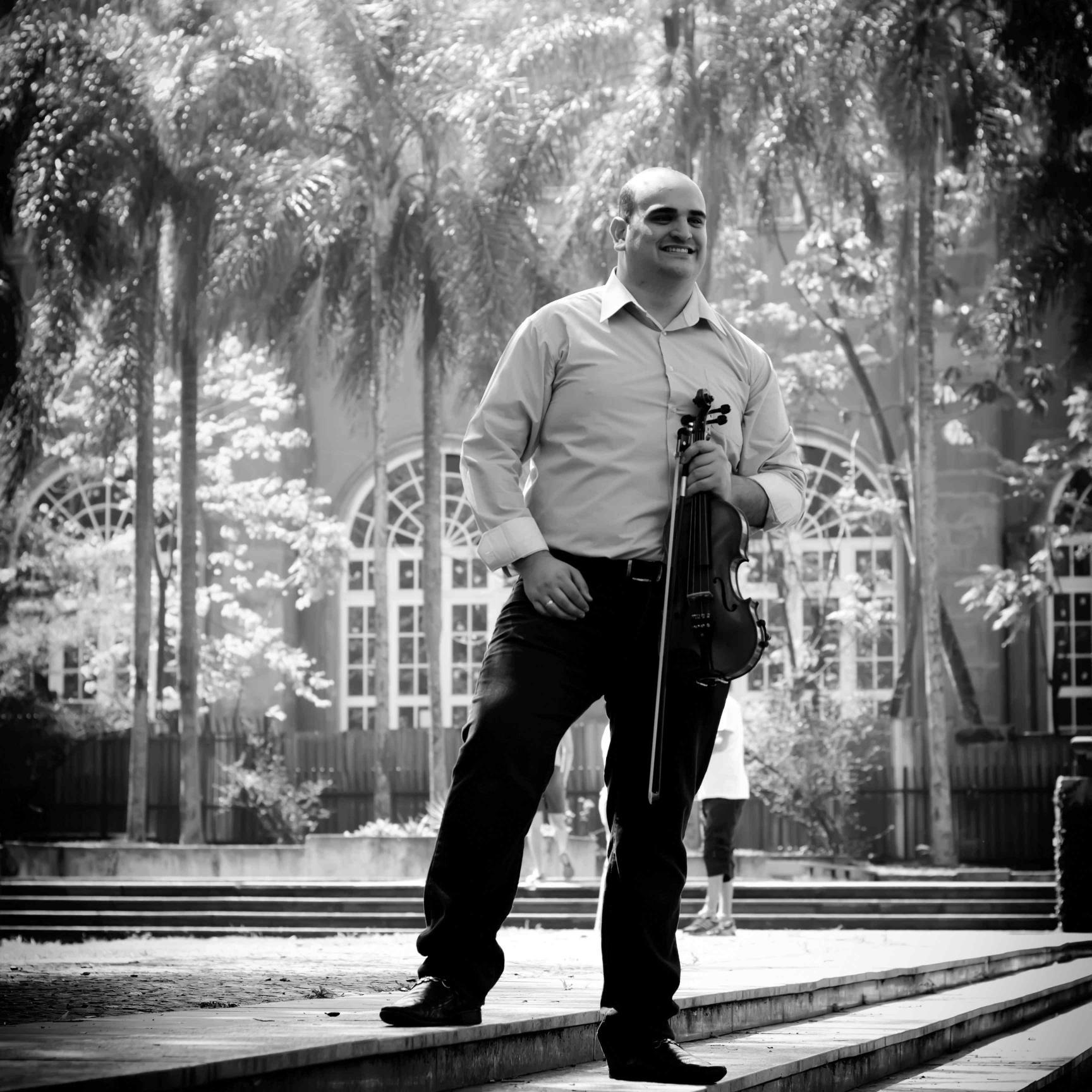 Músico, Comprador, Sou aquele cara que ri de tudo, até da minha própria vida.