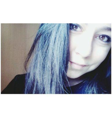 Ama chi ti ama, non amare chi ti sfugge, ama quel cuore che per te si strugge. Non t'ama chi amor ti dice ma t'ama chi guarda e tace.