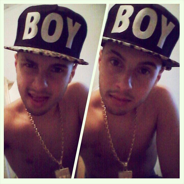 Prazer , MC BOY ZN , Cantor e Compositor ! http://t.co/UVVV7diLR2  --  http://t.co/c4cwNPxcqu
