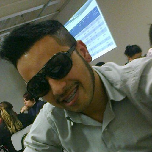 Sou um cara muito feliz e eclético em todos os sentidos para mim o que vale mesmo é ser feliz e lutar pela vida.