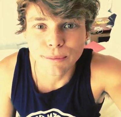 I GIVE U A FREE FOLLOW SO PLZ HELP @ErmyJed5SOS TO MAKE HER DREAM BECOME TRUE !!! RT THIS LINK PLZ http://t.co/xMu3jIKKxl…