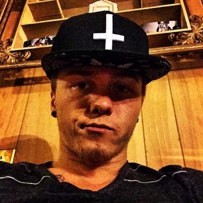 Hi im travis paul merritt bowles and i like to have fun and chill. I like real people not that fake shit. So cmo ✌️&❤️