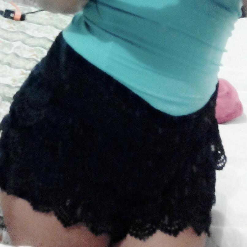 Tengo 23 años, mido 1.57 mts soy de piel aperlada peso 52 kg soy delgada, tengo las nalgas paraditas no tengo tabtas bubis