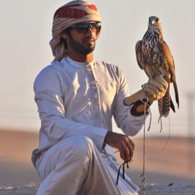صدمات الزمان هي اللتي جعلتي منعزل عن الأفراح وتجمّعات الناس ومناسباتهم وشكيت همّي على سطور الورق وأدعي الله ان رسم البهجه السرور على كل مسلم. أكتب الشعر