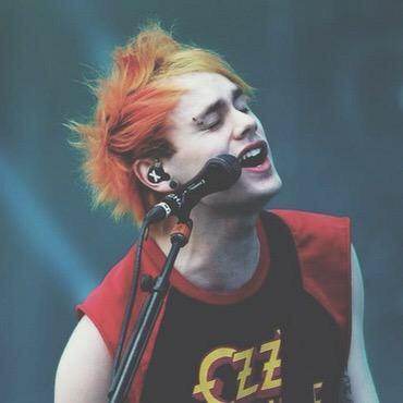 GO FOLLOW @BANDLCKSCREENS BECAUSE SHE GAVE YOU A FREE FOLLOW