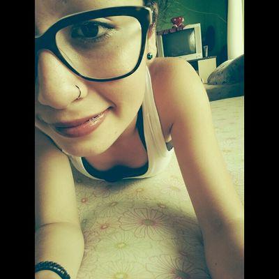 Sorria, só ria. Acalma, a alma. Se derrame, se der ame. Releva, se eleva. Respira, e não pira