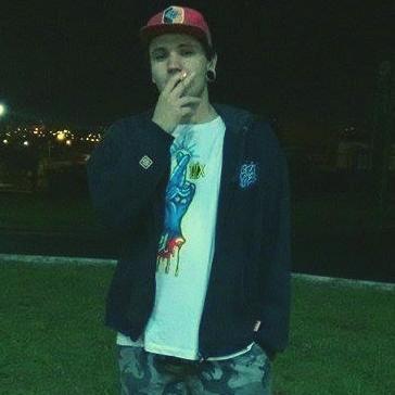 Sur mon joint tu peux tirer,
Sur ma Jack D tu peux tiser,
Pas là pour sympathiser
Juste faire des loves et se barrer