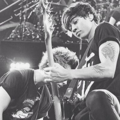 follow @DailyDMsAcc for daily DMs and solo group DMs with the boys! 1D and 5sos