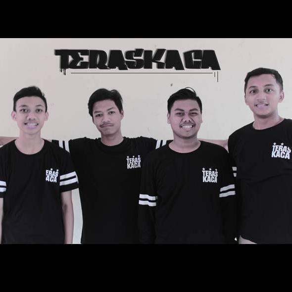 We're play poppunk-easycore, born in Solo-Indonesia. Kami cuman anak SMA ingusan yang soksokan punya band, jangan ejek kami nikmati karya kami.