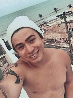 Fã clube de Natal, dedicado a um idiota sonhador que conquistou mais de 2 milhões de bixos soltos. Instagram (@whinaticosnatal)