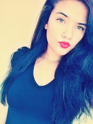 aquela morena de saia pequena com seus olhos grandes ✌