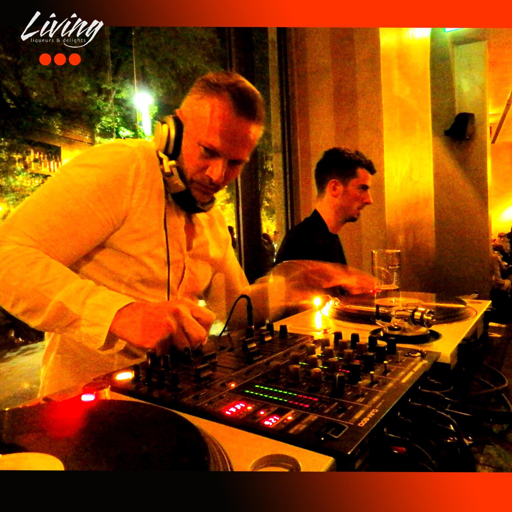 Funklassik propone performance musicali live che si prestano al ballo o all’ascolto, in contesti di degustazione come l’aperitivo alla milanese e l'afterdinner
