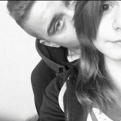 Moi c'est Corentin j'ai 15ans et j'ai la plus parfaite petite amie .. eux Ont habite dans le nord on fais chacun un sport moi de la boxe et elle de la gym !