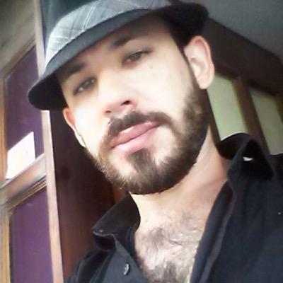 Loco,vago,avionado,orate,demente,escéptico, mayéutico, noctámbulo,poeta frustrado, soñador, autista, noble, amante,pensador,humorísta,materia y alma,otro tú...