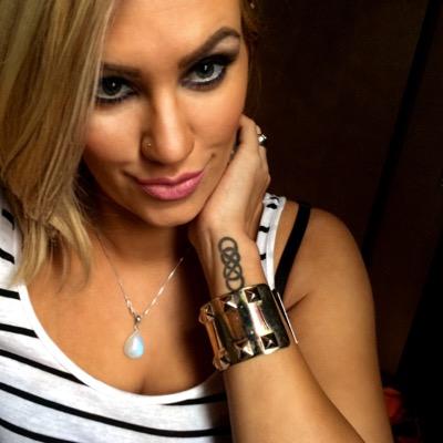 Youtuber ( Alexa Superbel ) , Artist , Illustrator and Fashion blogger.
