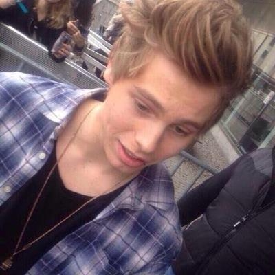 BarakatHuggedMe's profile picture. luke makes me smile (and also super horny but that's not the point)