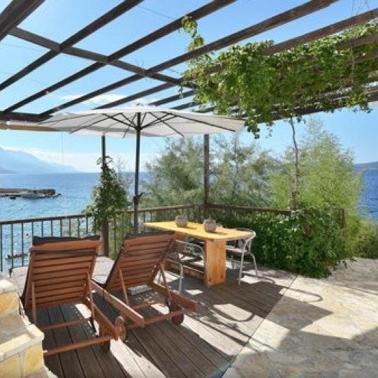 The Beach House Croatia, has a superb position,is located in Pisak,right on the sea edge with stunning views across to Brac Island.