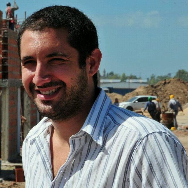 De San Martín. Platense por adopción. Abogado. Bostero. Padre. Peronista. Nacional y Popular.