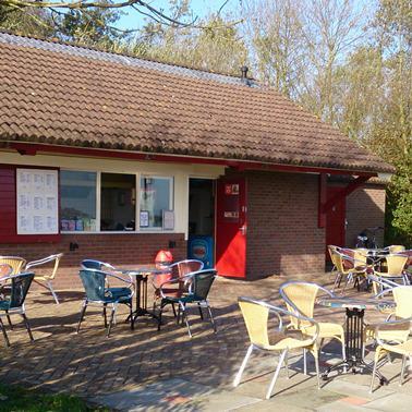 Snackbar Het Joppe is een horeca bedrijf met buitenterras dat gedurende het recreatie seizoen geopend is.