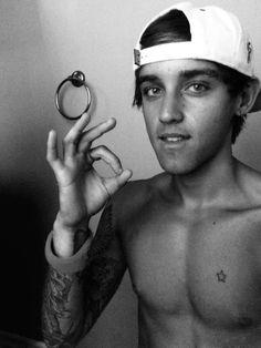 would_u_love's profile picture. retweet : https://t.co/asAzxJPIGR