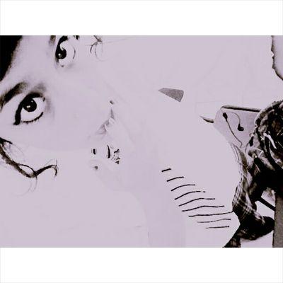 •Sabias que?.. Estoy cayendo y no te das cuenta ,estas dejando que me hunda . Por favor sostenme ~