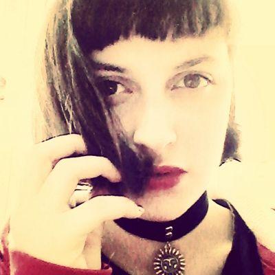 Beni mutlu etmek için çikolata almanız yeterli. Hep bir baykuşum olsun istemişimdir.Dünyadaki en önemli üç şeyin Aşk,çikolata,uyku olduğuna inananlardanım.♐ Yay