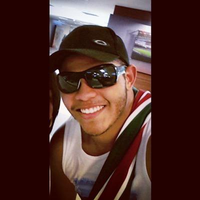 Carioca, 23 anos, Fluminense. Cozinheiro amador, Lutador de Jiu-Jitsu e MMA
