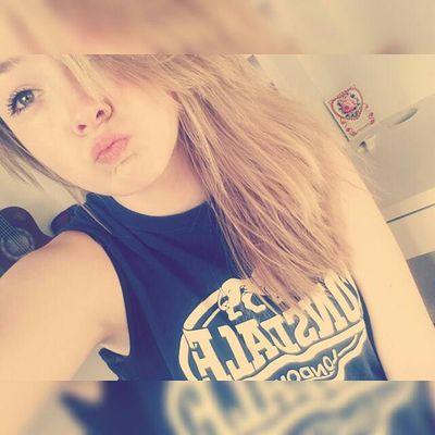 Hii, I'm Sarah✌ I'm in love with 4 aussie's❤ 
I'm in the FAM
5 Seconds Of Summer❤ 0/4