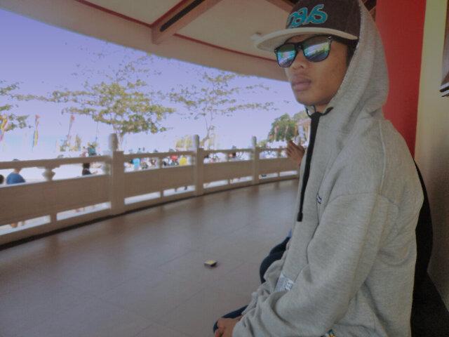 Harus bisa buktiin ke mereka kalok saya bisa lebih dari mereka . 18November1995.          Pin : 25b6a6a1