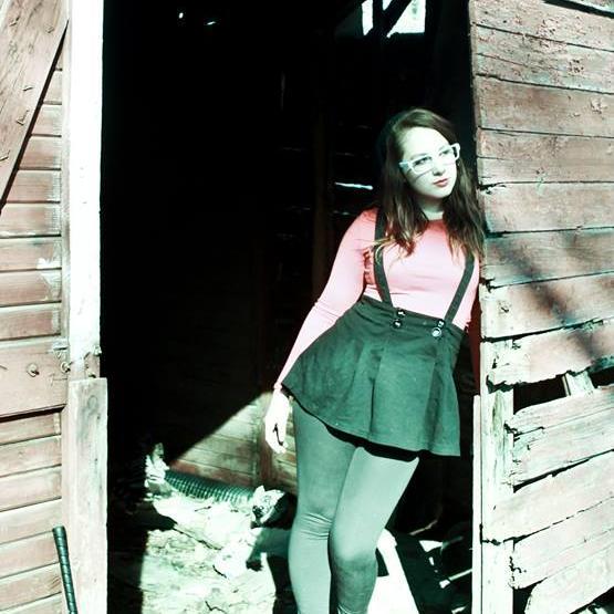 Goofy,loves food,loves Romance,80's movies,music,female model,not afraid to get my hands dirty. 3