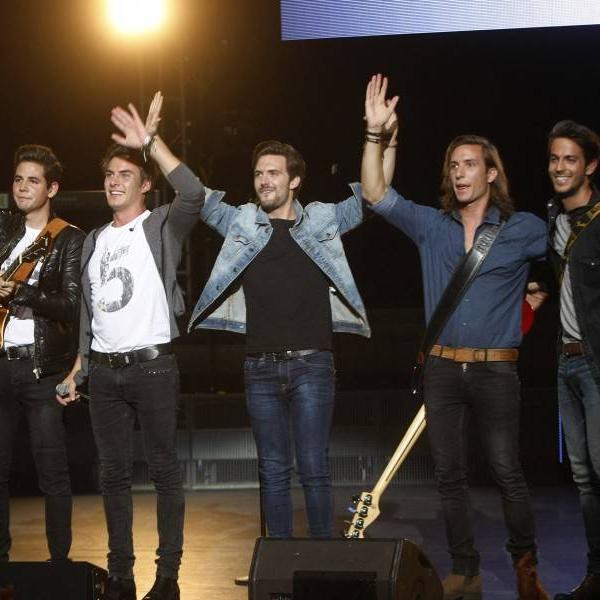 ♥♥Apoyando Siempre a @dvicioficial  Mejor grupo de música compuesto,por: @dvicio_andres @dvicio_missis @dvicio_nacho @dvicio_martin @Dvicio_Luis ♥♥  Os amo!!!