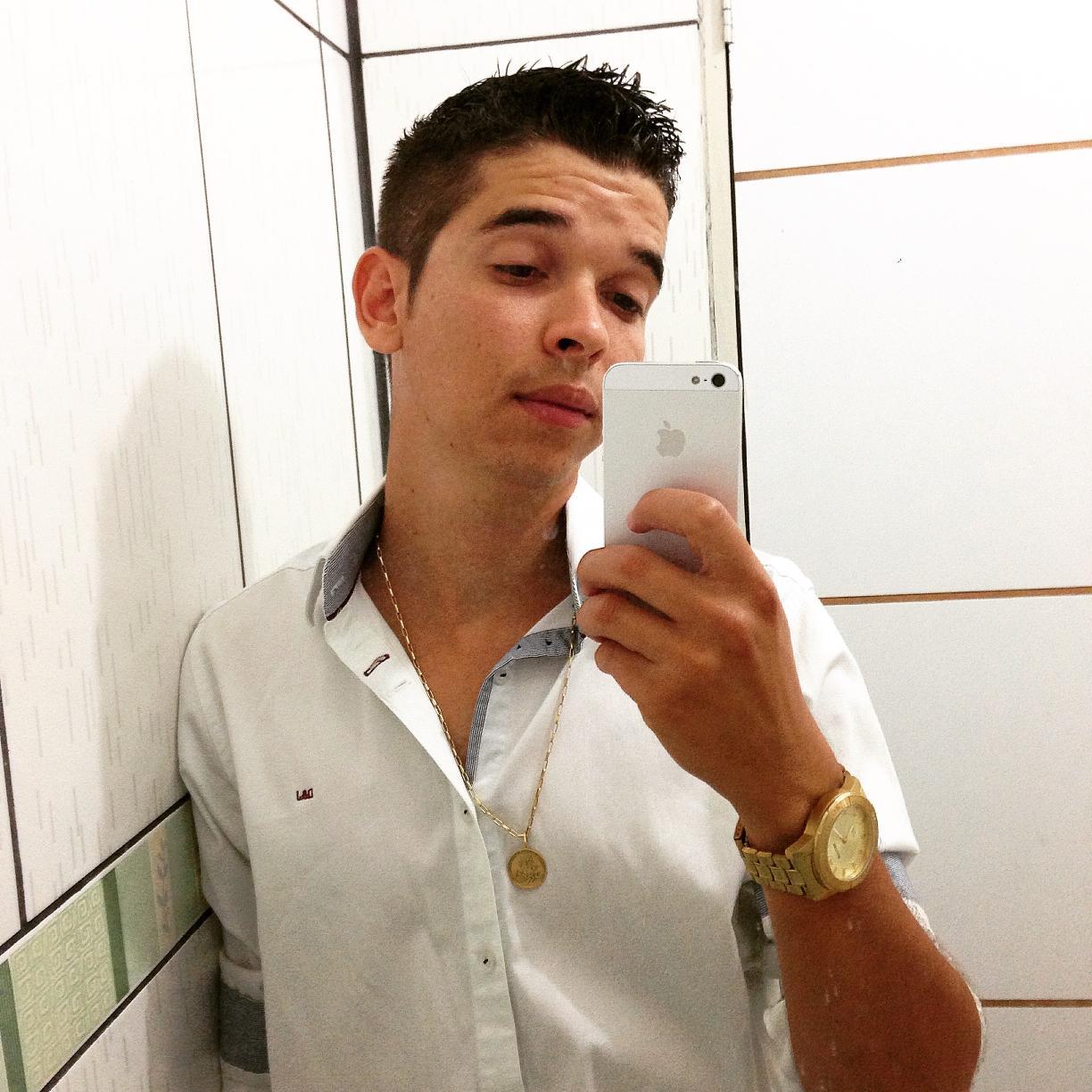 Chicleteiro de coração!!
 apreciador dos Racionais Mc's...