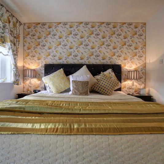 Listed Georgian building near the magnificent Tewkesbury Abbey. Tel: 01684 292017.