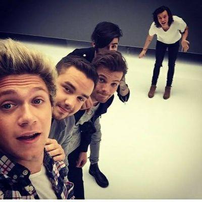 Me encanta leer y escuchar musica:3  Amo @OneDirection