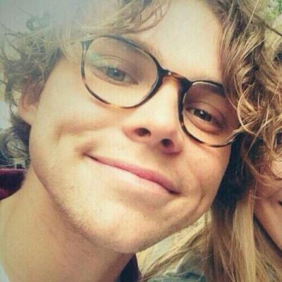 free follow from @irwinsmyfav so mind to follow her please ? that'd be super nice ☺️