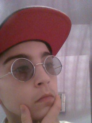 venez vous abonnez bande de gros geeks j'attends les likes et les messages.Venez parler de youtuber(bob lennon,joueur du grenier etc...) puis de musique .VENEZ!