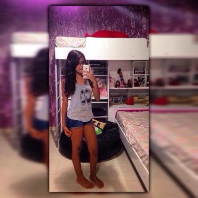 Dreams_Deceived's profile picture. -- Só quero achar uma música em que eu possa fechar os meus olhos e entrar na vibe delas ... ♪