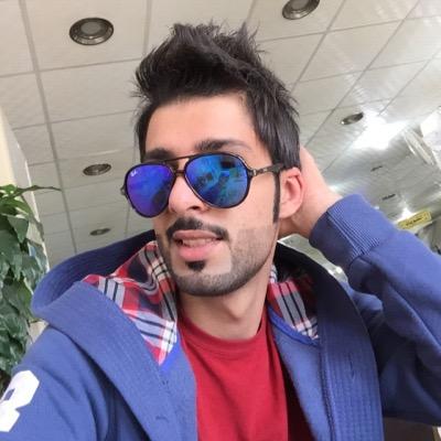 حبيبتي *    إنتي عشرينية تتمايلين كـ الزهور هدوءك يلفت الإنتباه..شعرك الطويل فِتنة..قامتكِ القصيرة تذهب نبضات قلبي..وأنا أسيرُ جمالك ..