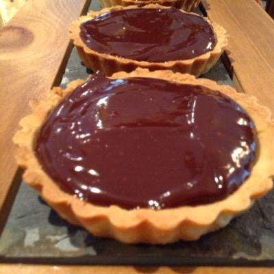 Carop00's profile picture. Maman à temps plein dans un monde de gars, hermite à mes heures, pâtissière en devenir.